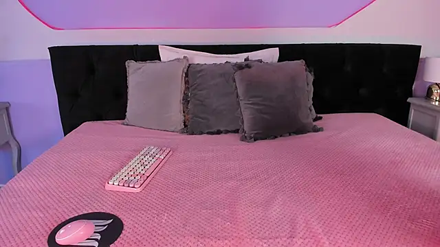 Julieta Cortes   online show from December 2, 2025, 12:21 pm