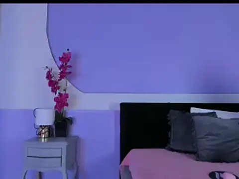 Julieta Cortes   online show from December 4, 2025, 12:25 pm