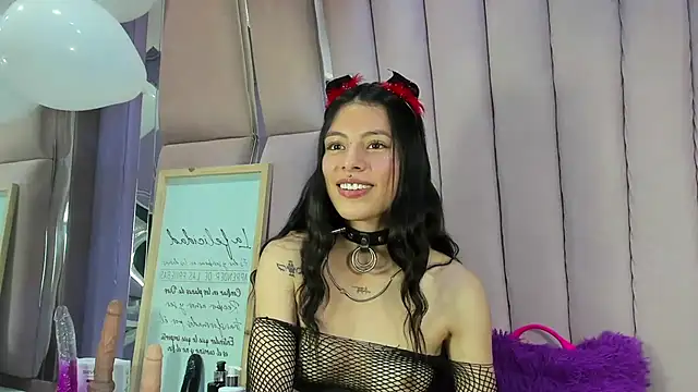 Snapshot of Sasha_Petitte chatting on September 10, 2025, 3:50 am Sasha Petitte online show from September 10, 2025, 3:50 am