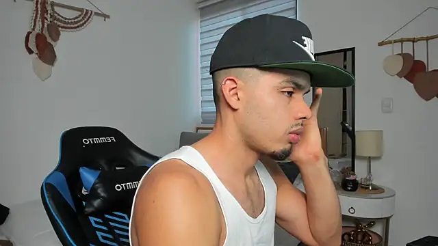 Snapshot of mateoleonee chatting on March 4, 2026, 7:42 pm mateoleonee online show from March 4, 2026, 7:42 pm