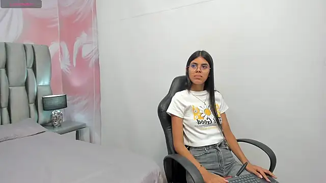 Snapshot of Isa_little4u chatting on February 9, 2025, 3:00 am Isa little4u online show from February 9, 2025, 3:00 am