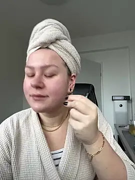 Snapshot of Fancy-Francy chatting on February 18, 2025, 7:54 am Fancy-Francy online show from February 18, 2025, 7:54 am