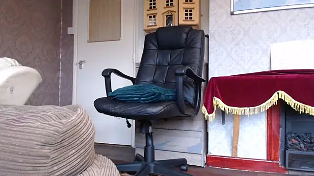 Snapshot of MrStraightDik chatting on November 4, 2025, 12:37 pm MrStraightDik online show from November 4, 2025, 12:37 pm