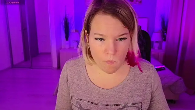 EVAshinyGIRL online show from January 27, 2025, 7:45 am