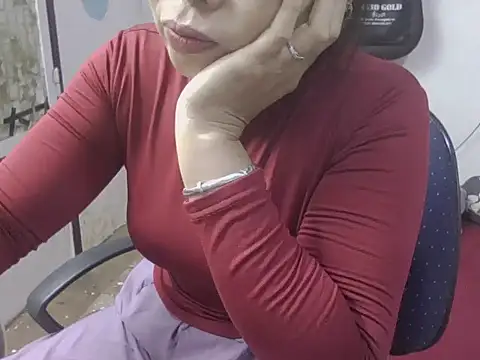 Snapshot of JuliaCiona chatting on November 11, 2025, 4:01 am JuliaCiona online show from November 11, 2025, 4:01 am