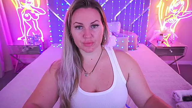 KiraCandyS online show from May 25, 2026, 8:37 pm