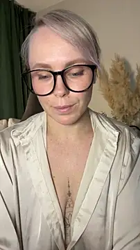 Charming Daphny online show from May 21, 2026, 6:42 am
