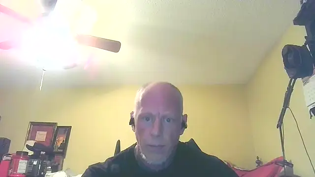 Snapshot of hunterbiggun007 chatting on December 15, 2025, 6:34 pm hunterbiggun007 online show from December 15, 2025, 6:34 pm