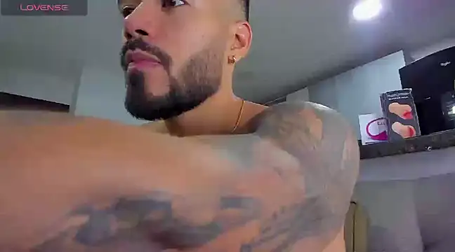 Snapshot of Alexander_Martines chatting on January 19, 2025, 3:39 am Alexander Martines online show from January 19, 2025, 3:39 am