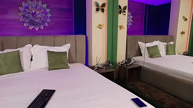 LoraDevine online show from October 25, 2025, 7:52 pm