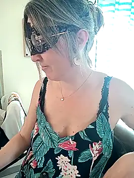 Rose Libertine online show from April 9, 2026, 8:20 am