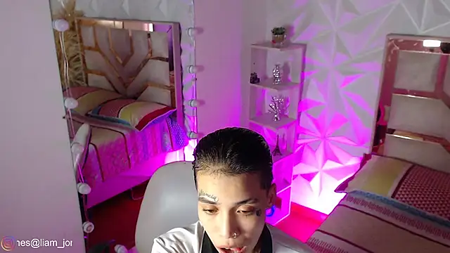 Jonesliam23 online show from April 17, 2026, 7:39 pm