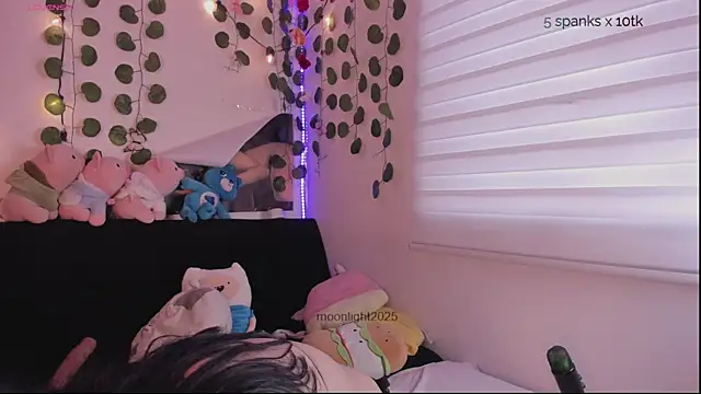 moonliiiight1 online show from December 3, 2025, 9:02 pm