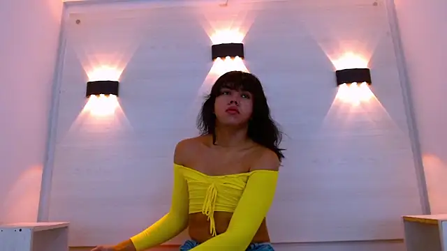 AndreaGil  online show from December 14, 2025, 6:23 pm