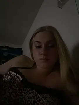 Prettypinkisland online show from June 30, 2026, 2:34 am