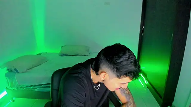 OliverBennet online show from January 18, 2025, 11:44 pm