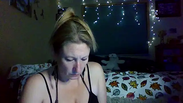 Snapshot of lilyhornyhousewife chatting on September 28, 2025, 10:42 am lilyhornyhousewife online show from September 28, 2025, 10:42 am