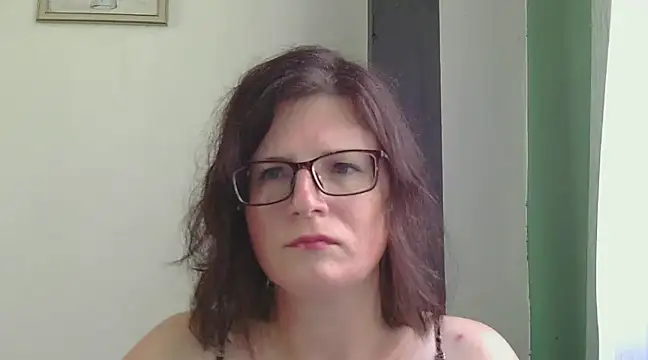 Snapshot of CrimsonMistress chatting on December 15, 2024, 12:51 am CrimsonMistress online show from December 15, 2024, 12:51 am