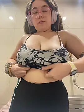 brooklynivy online show from November 18, 2025, 7:46 am