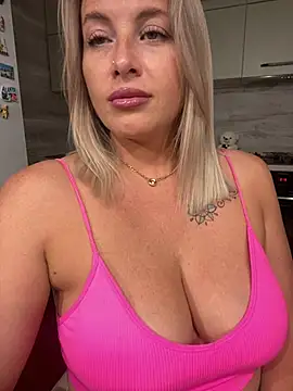 Snapshot of Cute_Hot_Alice chatting on July 4, 2026, 9:21 pm Cute Hot Alice online show from July 4, 2026, 9:21 pm