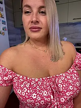 Snapshot of Cute_Hot_Alice chatting on July 13, 2026, 9:28 pm Cute Hot Alice online show from July 13, 2026, 9:28 pm