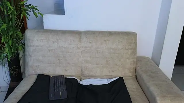 Lorenne Miller online show from April 15, 2026, 4:52 am