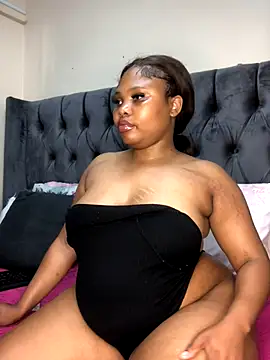 Snapshot of Anaelle24 chatting on November 19, 2025, 7:30 am Anaelle24 online show from November 19, 2025, 7:30 am