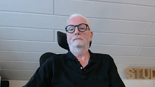 Snapshot of Greyhound70 chatting on September 16, 2025, 8:04 am Greyhound70 online show from September 16, 2025, 8:04 am