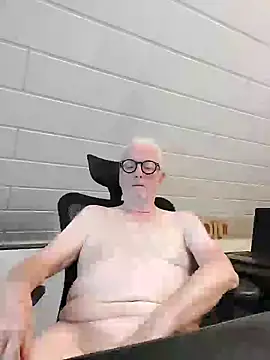 Snapshot of Greyhound70 chatting on September 25, 2025, 7:56 am Greyhound70 online show from September 25, 2025, 7:56 am