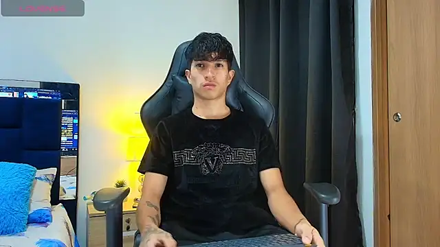  CamiloBass online show from April 19, 2026, 1:16 am