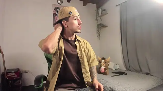 Snapshot of Valentino_Xander chatting on February 8, 2026, 4:27 am Valentino Xander online show from February 8, 2026, 4:27 am