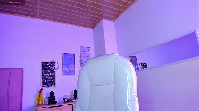 Snapshot of Tenshi_jules chatting on December 9, 2024, 11:13 pm Tenshi jules online show from December 9, 2024, 11:13 pm