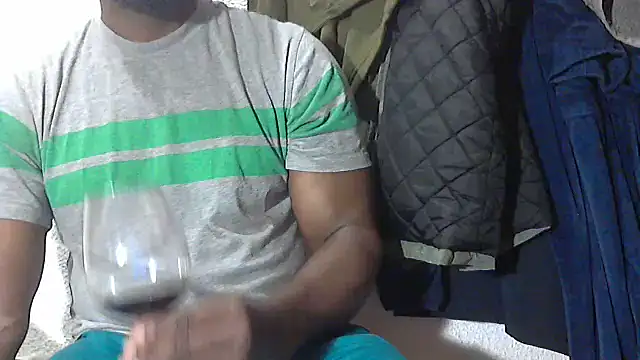 mmoiblack online show from April 14, 2026, 9:43 pm