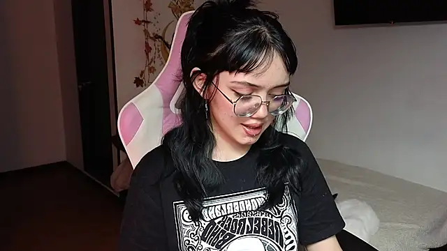 Snapshot of suzumi__ chatting on December 14, 2024, 4:42 pm suzumi   online show from December 14, 2024, 4:42 pm