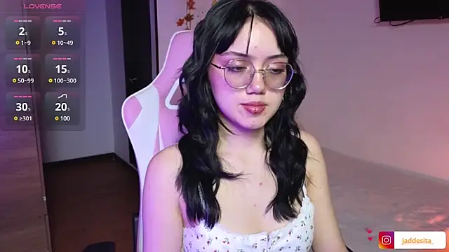 Snapshot of suzumi__ chatting on January 7, 2025, 6:35 pm suzumi   online show from January 7, 2025, 6:35 pm