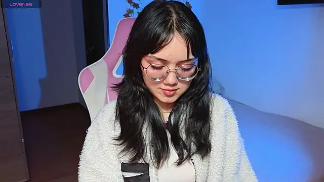 Snapshot of suzumi__ chatting on January 24, 2025, 5:31 am suzumi   online show from January 24, 2025, 5:31 am