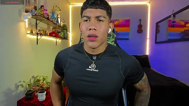 Snapshot of Damian_latinxxx chatting on July 18, 2026, 9:02 am Damian latinxxx online show from July 18, 2026, 9:02 am
