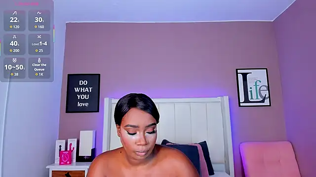 Snapshot of Britanymooree chatting on October 17, 2025, 7:49 pm Britanymooree online show from October 17, 2025, 7:49 pm