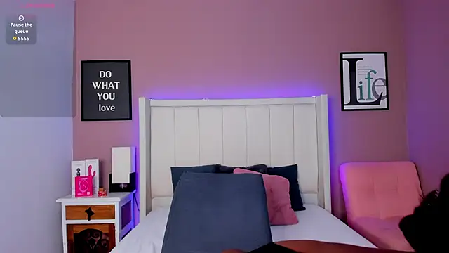 Snapshot of Britanymooree chatting on October 23, 2025, 7:56 pm Britanymooree online show from October 23, 2025, 7:56 pm