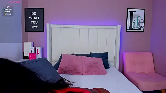 Snapshot of Britanymooree chatting on October 27, 2025, 8:35 pm Britanymooree online show from October 27, 2025, 8:35 pm