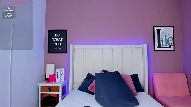 Snapshot of Britanymooree chatting on November 4, 2025, 8:08 pm Britanymooree online show from November 4, 2025, 8:08 pm