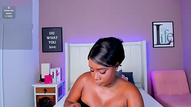 Snapshot of Britanymooree chatting on November 12, 2025, 7:46 pm Britanymooree online show from November 12, 2025, 7:46 pm