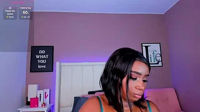 Snapshot of Britanymooree chatting on November 21, 2025, 7:34 pm Britanymooree online show from November 21, 2025, 7:34 pm