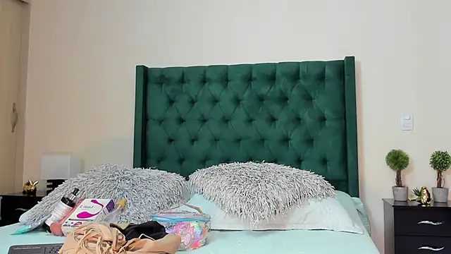 Snapshot of Orianaa_Kade chatting on December 5, 2024, 1:49 pm Orianaa Kade online show from December 5, 2024, 1:49 pm