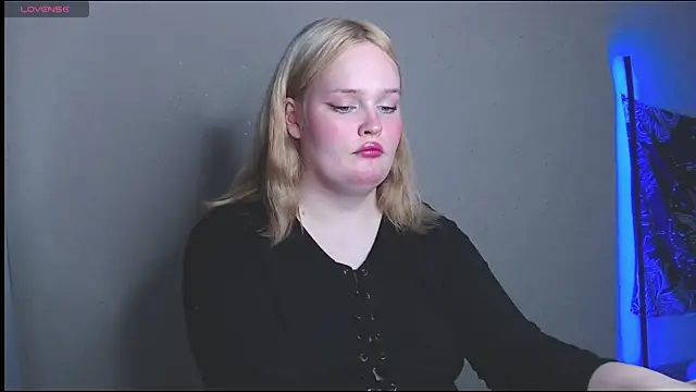 rozzhaos8 online show from November 11, 2025, 7:03 pm