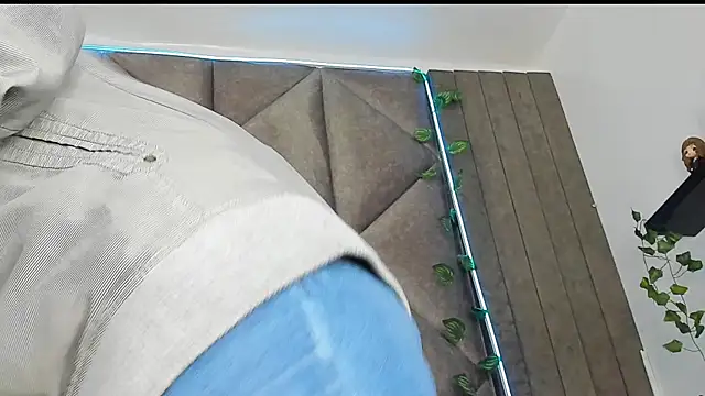 AbbyWathson online show from November 8, 2025, 7:45 pm