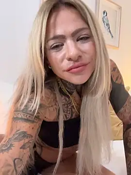 Snapshot of Divina_X_ chatting on October 19, 2025, 5:24 pm Divina X  online show from October 19, 2025, 5:24 pm