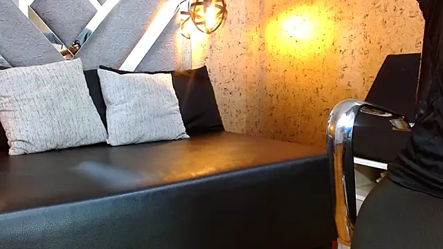 Michelle Brito1 online show from February 23, 2025, 1:21 pm