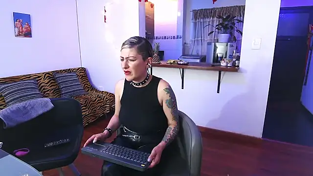 Snapshot of Maria_fernandaxxx_ chatting on February 10, 2025, 11:02 pm Maria fernandaxxx  online show from February 10, 2025, 11:02 pm