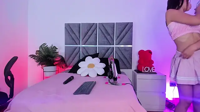 Snapshot of Laura_Dicardy chatting on February 25, 2026, 8:07 pm Laura Dicardy online show from February 25, 2026, 8:07 pm